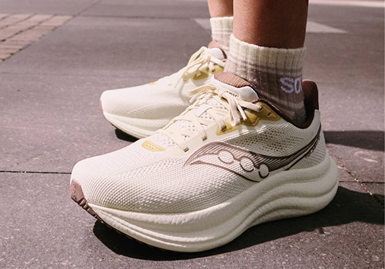 索康尼推出全新「卡基褐」配色胜利23跑鞋