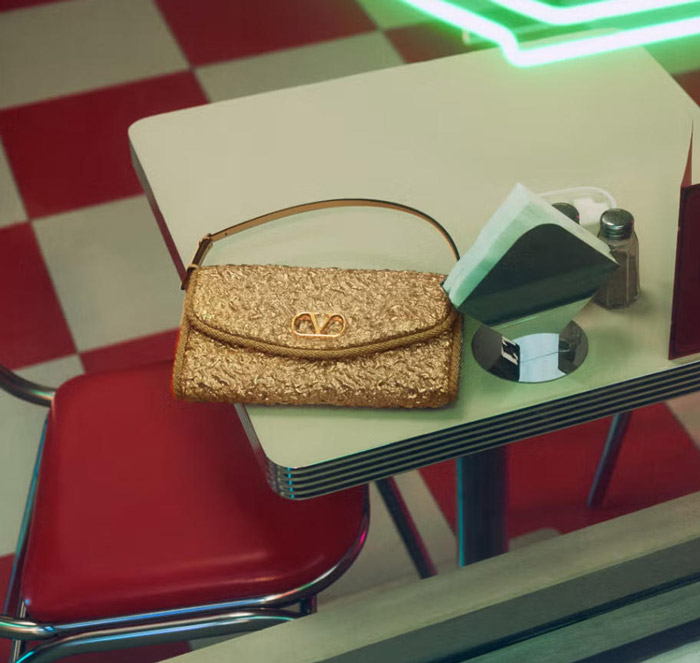 VALENTINO公布2026中国新年广告大片，宋祖儿演绎梦幻团圆美学图片12