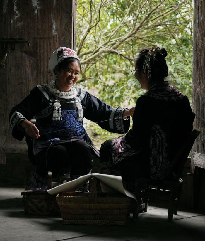 STUART WEITZMAN马年限定胶囊系列上线，奚梦瑶携非遗马尾绣美到犯规图片6