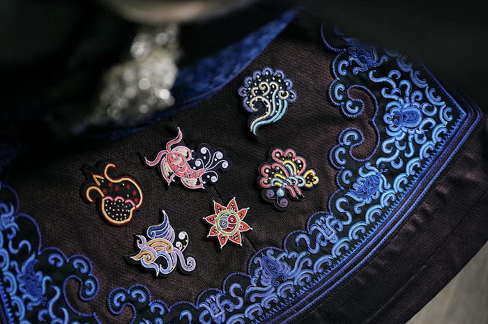 STUART WEITZMAN马年限定胶囊系列上线，奚梦瑶携非遗马尾绣美到犯规图片7