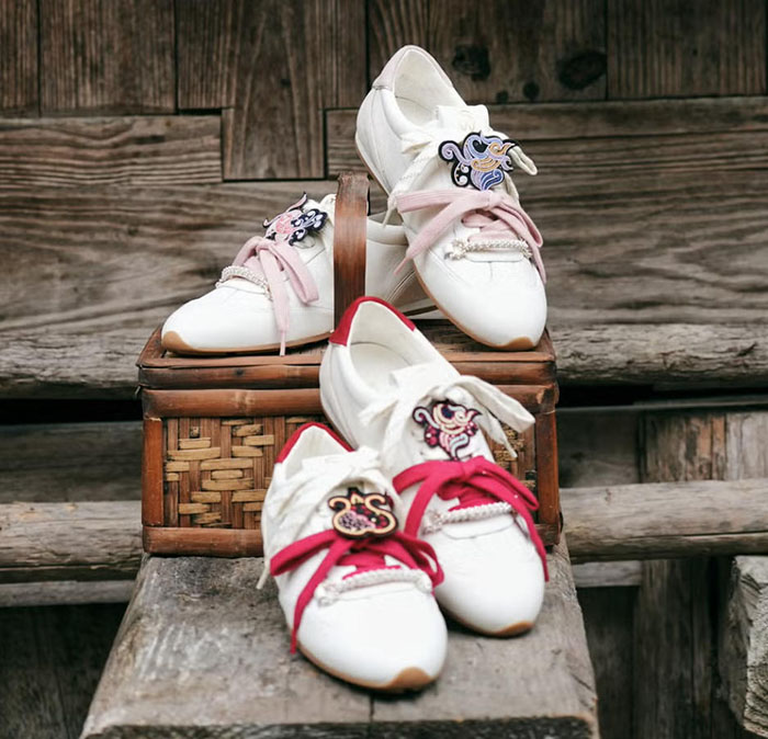 STUART WEITZMAN马年限定胶囊系列上线，奚梦瑶携非遗马尾绣美到犯规图片8