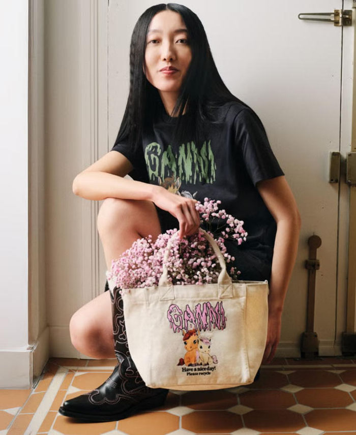 GANNI 2026马年系列重磅登场,承包你的节日穿搭与质感包袋图片7 GANNI 2026马年系列重磅登场,承包你的节日穿搭与质感包袋图片7