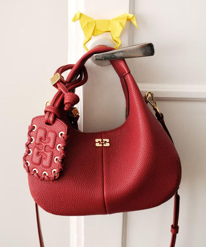 GANNI 2026马年系列重磅登场,承包你的节日穿搭与质感包袋图片2 GANNI 2026马年系列重磅登场,承包你的节日穿搭与质感包袋图片2