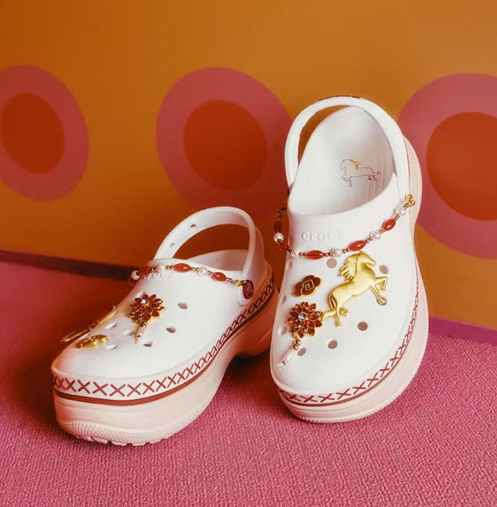 Crocs发布马年中国限定赤金跃马系列洞洞鞋,洞门人新年转运必备图片4 Crocs发布马年中国限定赤金跃马系列洞洞鞋,洞门人新年转运必备图片4