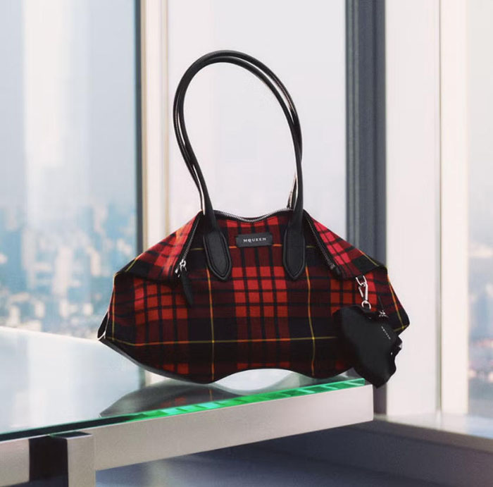 新春限定浪漫！McQueen 2026「骏时相聚」贺岁大片曝光图片6