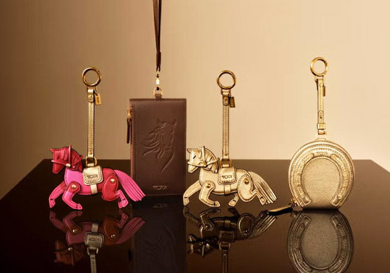 TUMI「途明」发布2026马年限定系列包包