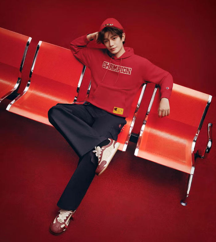 丁禹兮亲穿Champion马年限定系列！飞马开运穿搭，新年氛围感直接拉满图片2