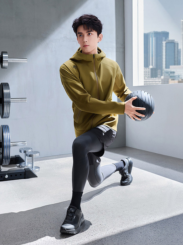 吴磊同款封神！迪桑特2026春季新款TRAINING外套，解锁全天候穿搭自由图片