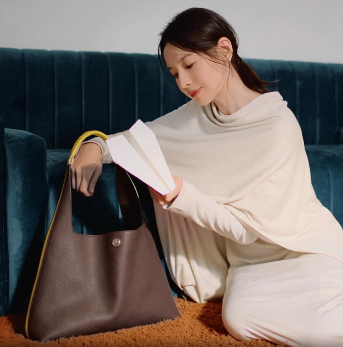 迪桑娜2026轻行编织HOBO包登场 董洁同款演绎自在从容美学图片1