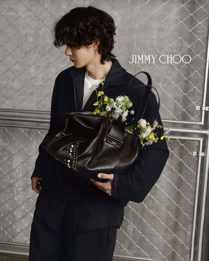 王一博诠释Jimmy Choo春季新品：BAR HOLDALL手袋图片3