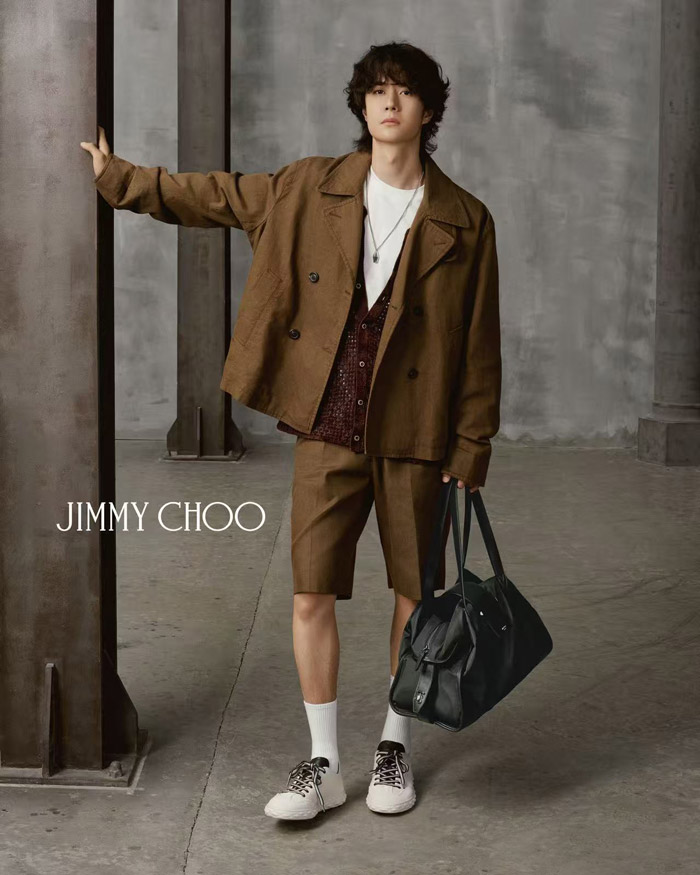 王一博诠释Jimmy Choo春季新品：BAR HOLDALL手袋图片