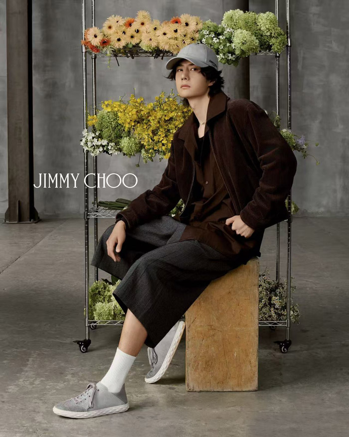 王一博诠释Jimmy Choo春季新品：BAR HOLDALL手袋图片2