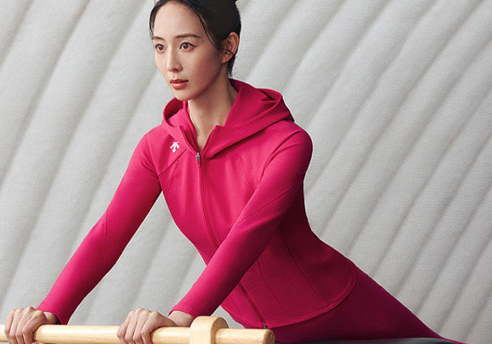 张钧甯同款迪桑特2026全新莓焰粉连帽BODY FLEX花苞外套上市