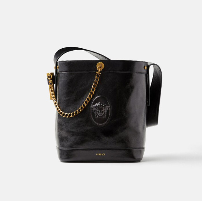 VERSACE范思哲2026全新PIVOT水桶包优雅上市 重塑经典诠释意式奢美图片2 VERSACE范思哲2026全新PIVOT水桶包优雅上市 重塑经典诠释意式奢美图片2