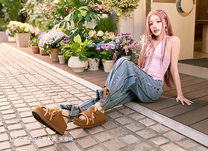 UGG 2026全新炫金系列凉鞋焕新上市 宋雨琦解锁甜酷夏日穿搭新灵感图片1 UGG 2026全新炫金系列凉鞋焕新上市 宋雨琦解锁甜酷夏日穿搭新灵感图片1