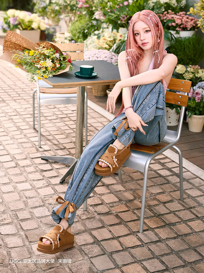UGG 2026全新炫金系列凉鞋焕新上市 宋雨琦解锁甜酷夏日穿搭新灵感图片 UGG 2026全新炫金系列凉鞋焕新上市 宋雨琦解锁甜酷夏日穿搭新灵感图片
