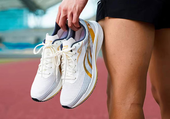 300元内学生党闭眼入:多威征途3代碳板训练跑鞋评测