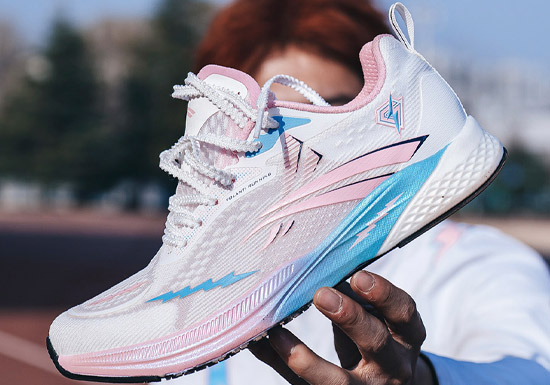 300元以内碳板跑鞋推荐:沃兰迪梦幻闪电跑鞋评测