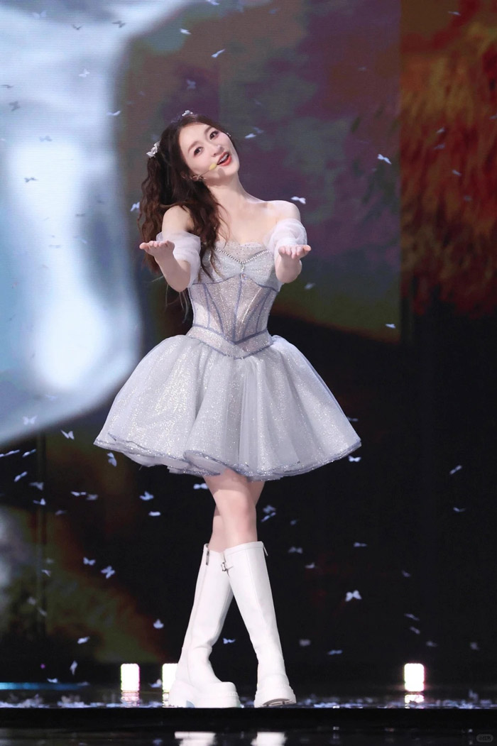 乘风2026穿搭风向标：李小冉同款鞋履出圈 解锁都市女性穿搭新范式图片