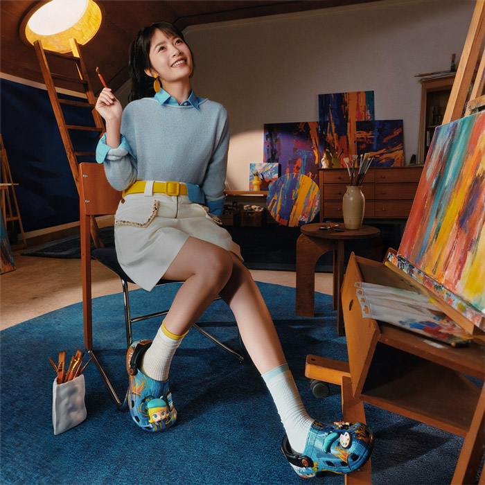 Crocs x 泡泡玛特小画家MOLLY联名洞洞鞋上市图片
