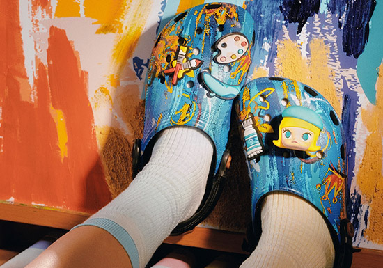 Crocs发布泡泡玛特小画家MOLLY联名款洞洞鞋
