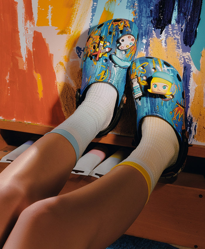 Crocs x 泡泡玛特小画家MOLLY联名洞洞鞋上市图片1