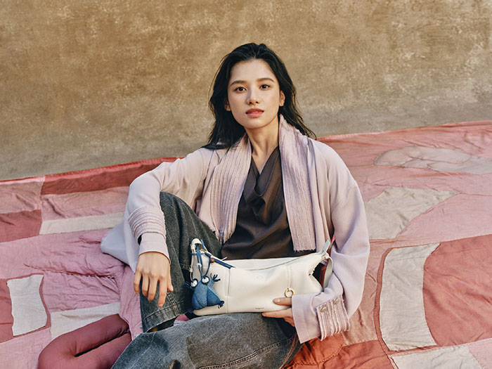 山下有松曝光张婧仪演绎循迹系列软枕hobo腋下包全新大片图片2