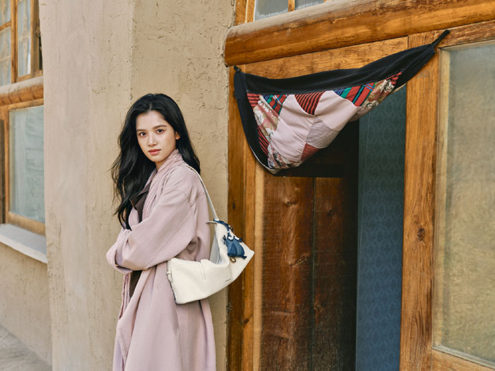 山下有松曝光张婧仪演绎循迹系列软枕hobo腋下包全新大片图片3