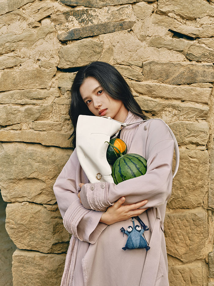 山下有松曝光张婧仪演绎循迹系列软枕hobo腋下包全新大片图片6