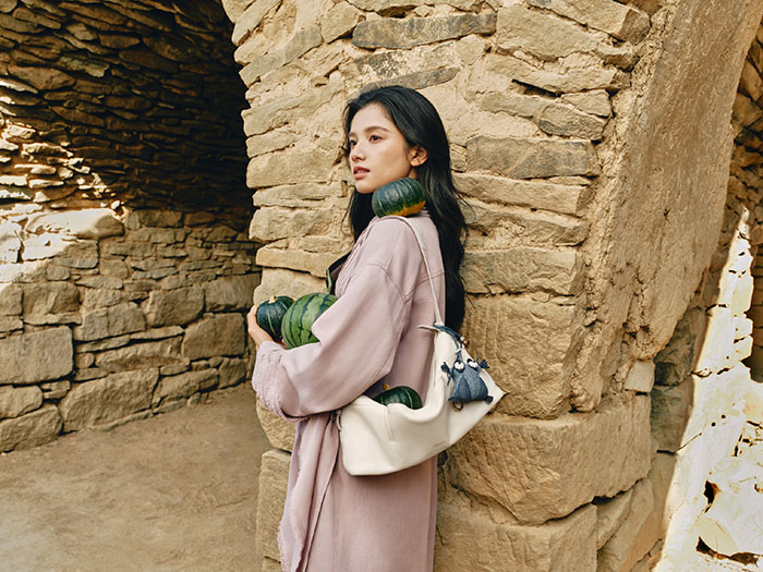 山下有松曝光张婧仪演绎循迹系列软枕hobo腋下包全新大片图片4