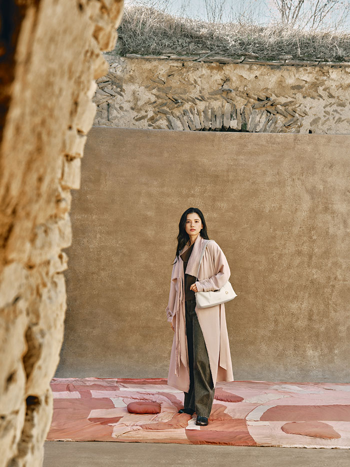 山下有松曝光张婧仪演绎循迹系列软枕hobo腋下包全新大片图片5