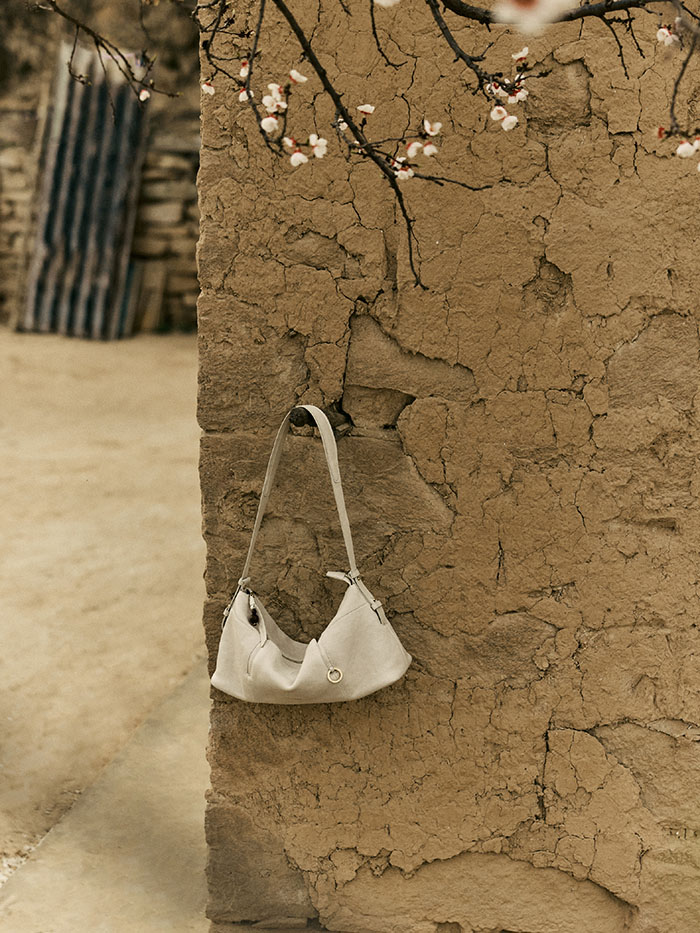 山下有松曝光张婧仪演绎循迹系列软枕hobo腋下包全新大片图片7