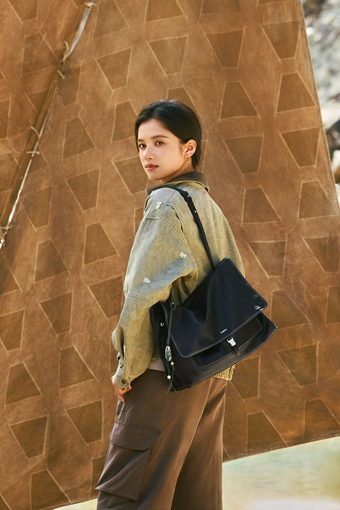 张婧仪演绎「山下有松」全新山行邮差包广告大片图片