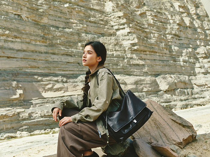 张婧仪演绎「山下有松」全新山行邮差包广告大片图片5