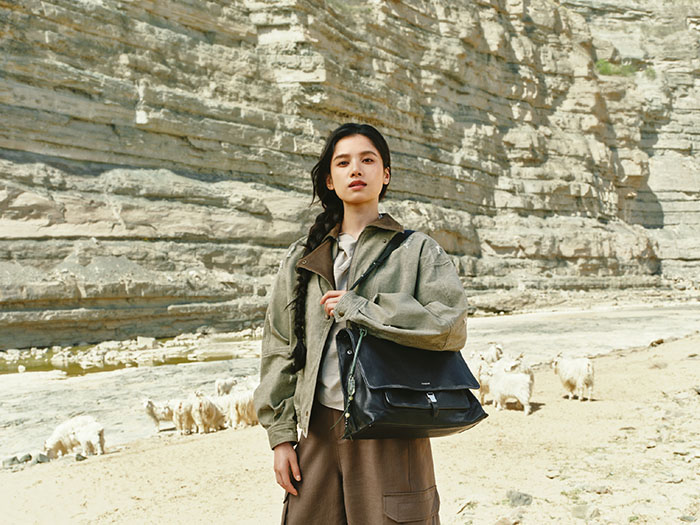 张婧仪演绎「山下有松」全新山行邮差包广告大片图片4