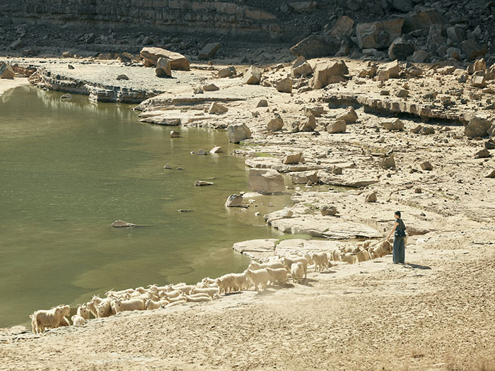 张婧仪演绎「山下有松」全新山行邮差包广告大片图片6