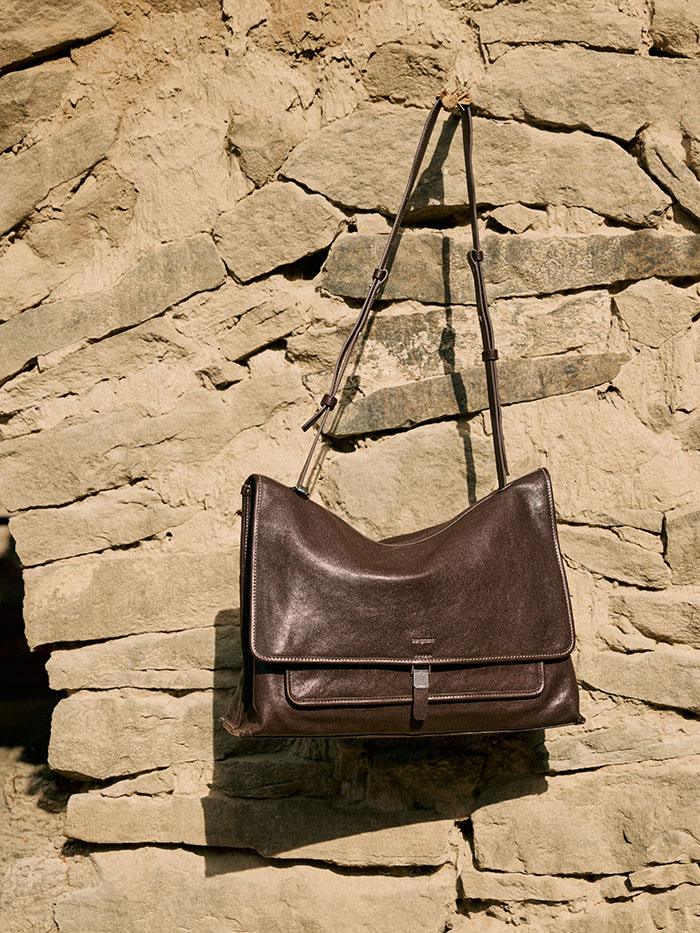 张婧仪演绎「山下有松」全新山行邮差包广告大片图片8