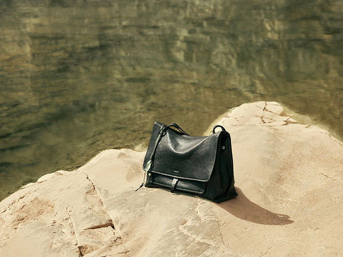 张婧仪演绎「山下有松」全新山行邮差包广告大片图片7