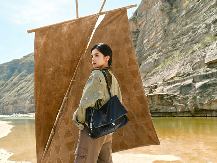 张婧仪演绎「山下有松」全新山行邮差包广告大片图片2