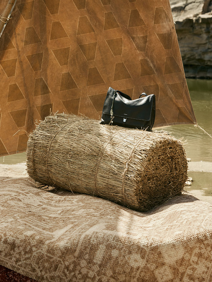 张婧仪演绎「山下有松」全新山行邮差包广告大片图片3