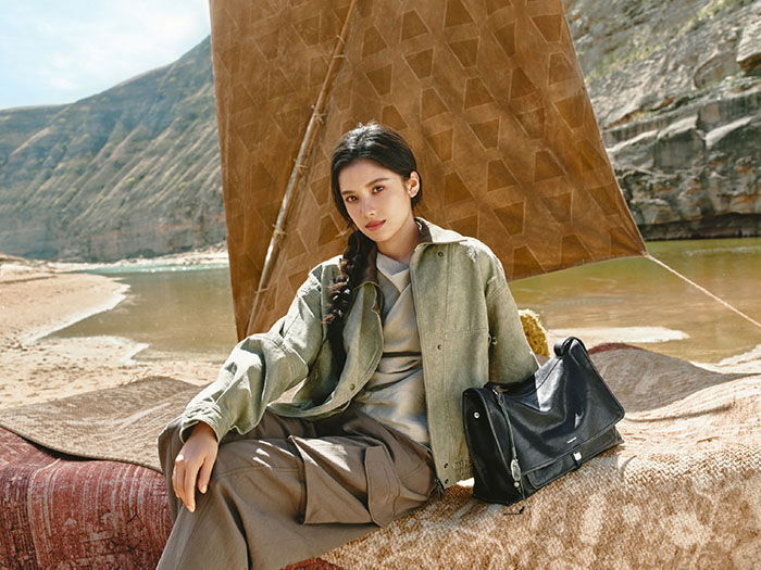 张婧仪演绎「山下有松」全新山行邮差包广告大片图片1