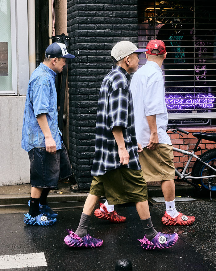 2026年BAPE x CROCS联名款洞洞鞋即将登陆中国内地图片2