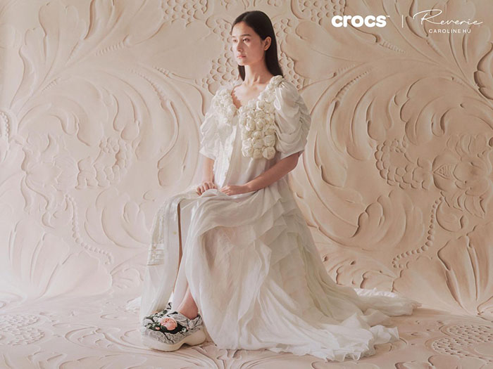 Crocs携手Caroline Hú 推出2026全新联名系列洞洞鞋图片