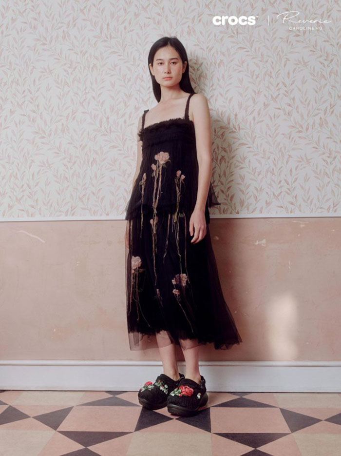 Crocs携手Caroline Hú 推出2026全新联名系列洞洞鞋图片4