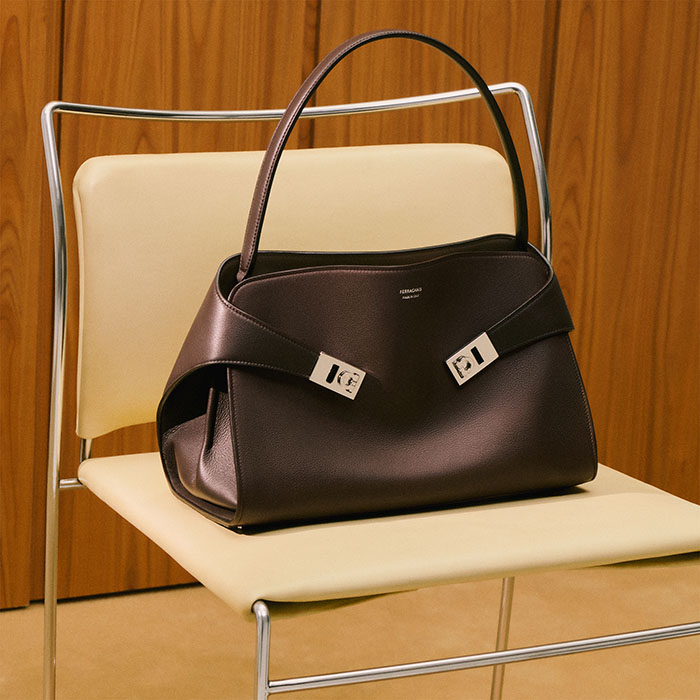 Ferragamo 2026焕新推出Hug Soft XS手袋图片1