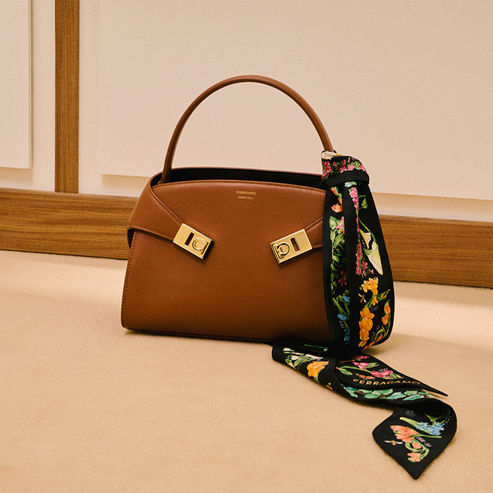 Ferragamo 2026焕新推出Hug Soft XS手袋图片2