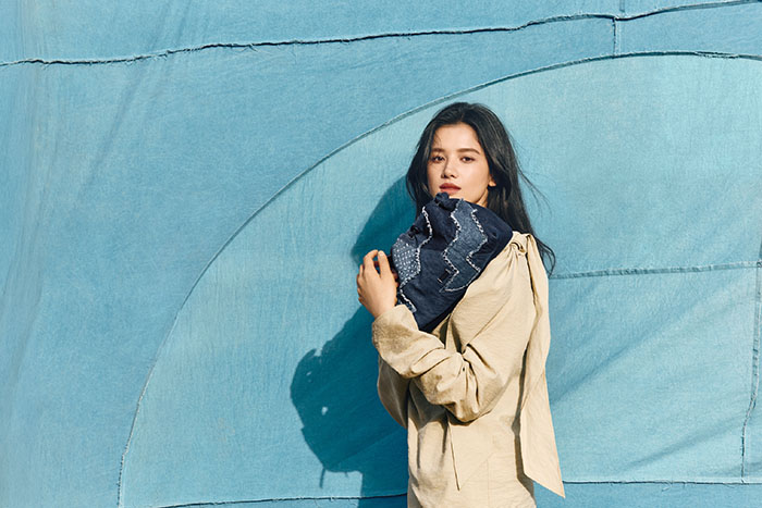 张婧仪演绎Songmont山下有松2026全新层蓝系列包包广告大片图片3