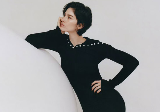 官宣：Gracie Abrams成为香奈儿可可小姐香水代言人